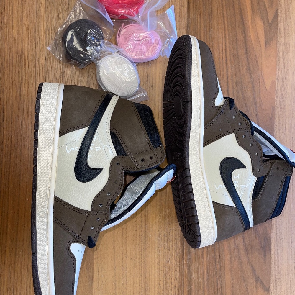 Travis Scott  x air jordan 1 retro high OG Mocha Size 8 men